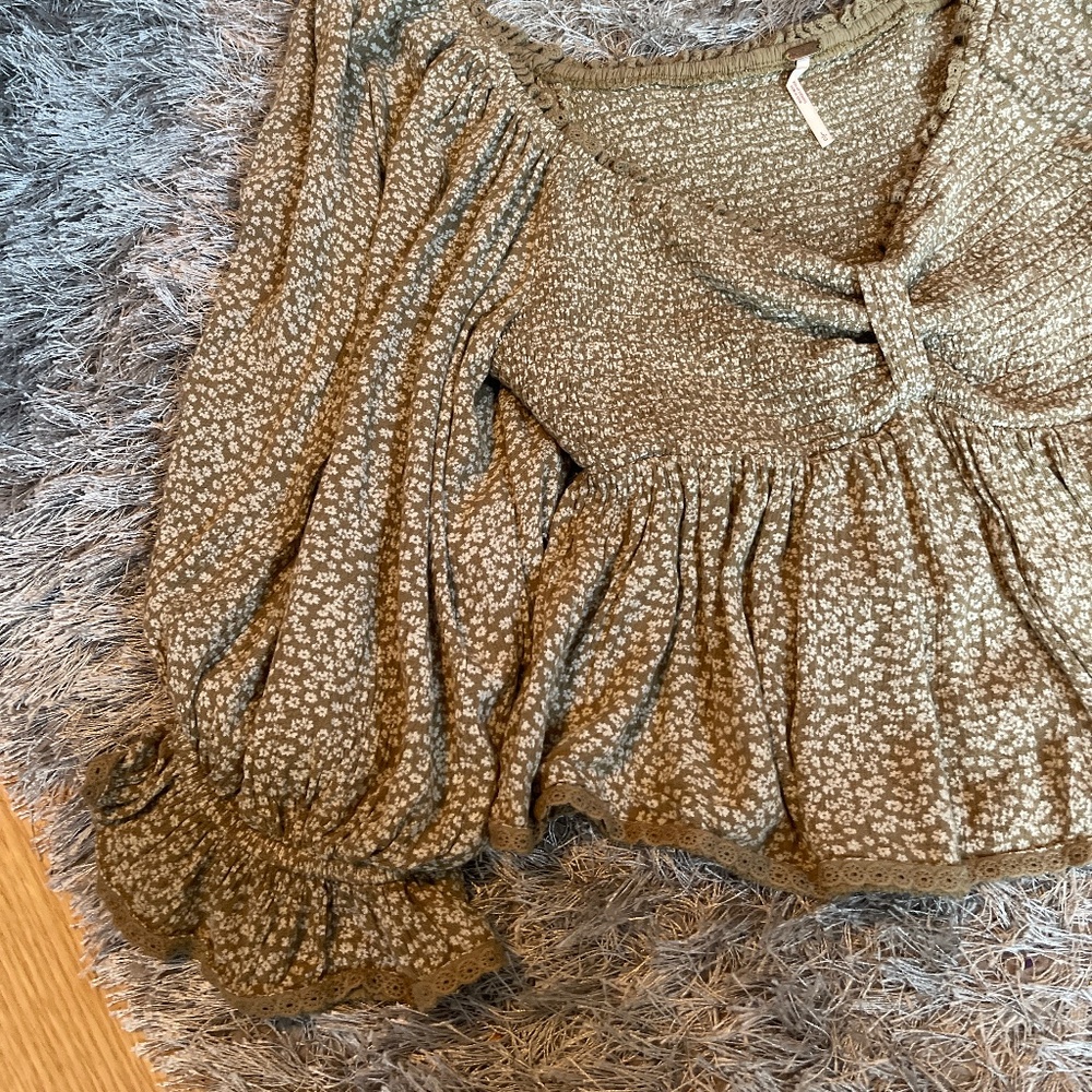 Free People Smocked Cropped Long Ruffled Sleeve Top Size Large - Picture 2 of 6